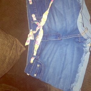 Denim shorts with a floral belt